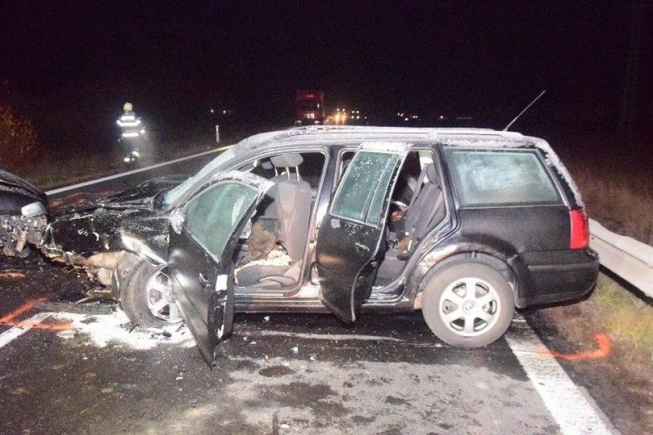 OBRAZOM: Tragická nehoda na juhu Banskobystrického kraja si vyžiadala 2 životy