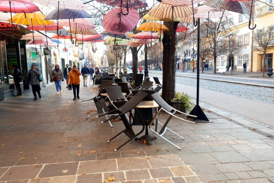 Terasy a prevádzky v centre Košíc počas čiernej farby okresu