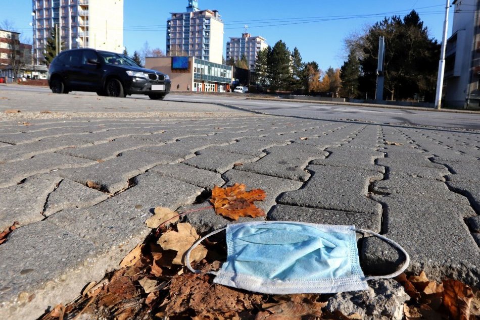 OBRAZOM: Bystrica je v čiernej farbe Covid automatu, ako to vyzerá v uliciach?