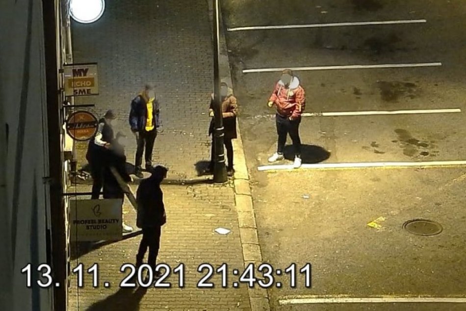 V OBRAZOCH: Nočné vyčíňanie na Kapitulskej ulici