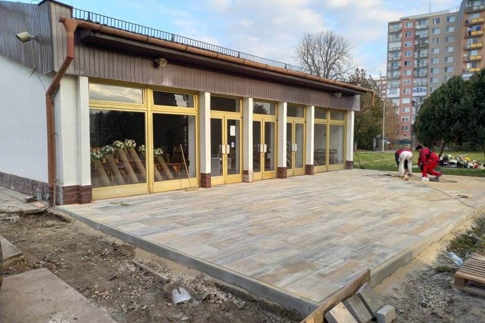 Práce na mestskom cintoríne v Šali