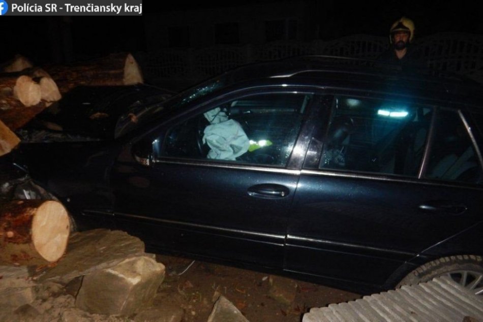 FOTO: Nehoda v Dolnej Marikovej, opitého vodiča (21) zastavila až kopa dreva