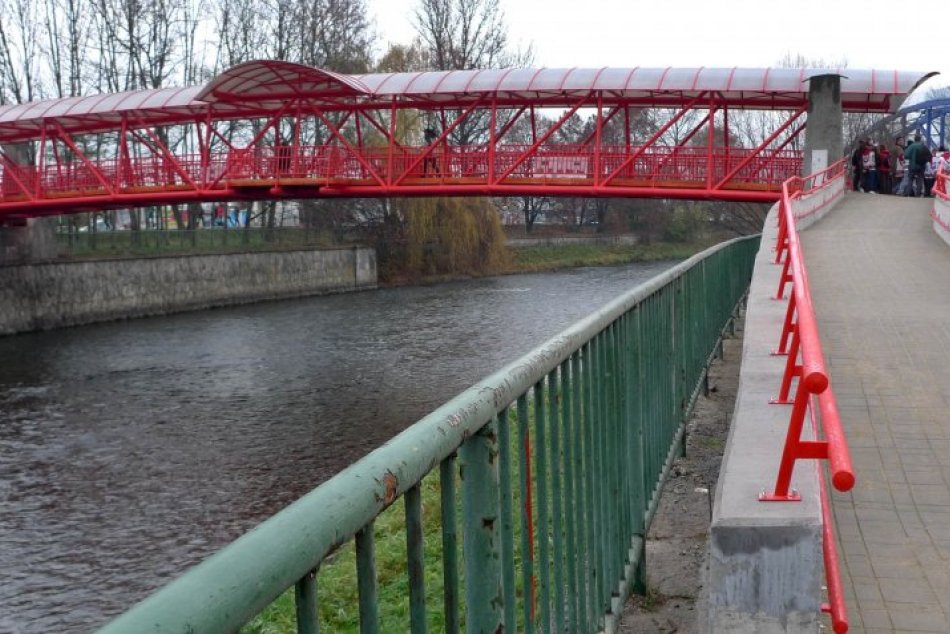 V OBRAZOCH: V Bystrici pred 13 rokmi otvorili zrekonštruovanú lávku cez Hron