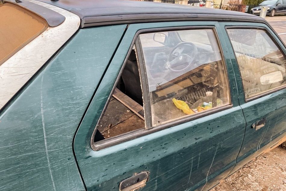 Vodič bez vodičáku jazdil na aute bez STK a EK