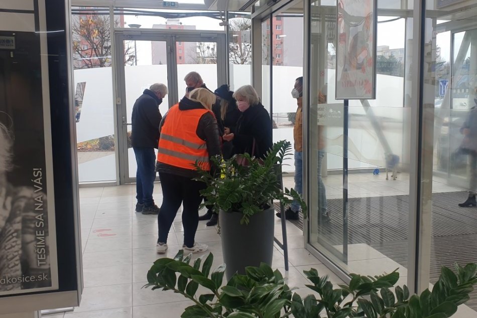 Kontroly nových opatrení v obchodných centrách