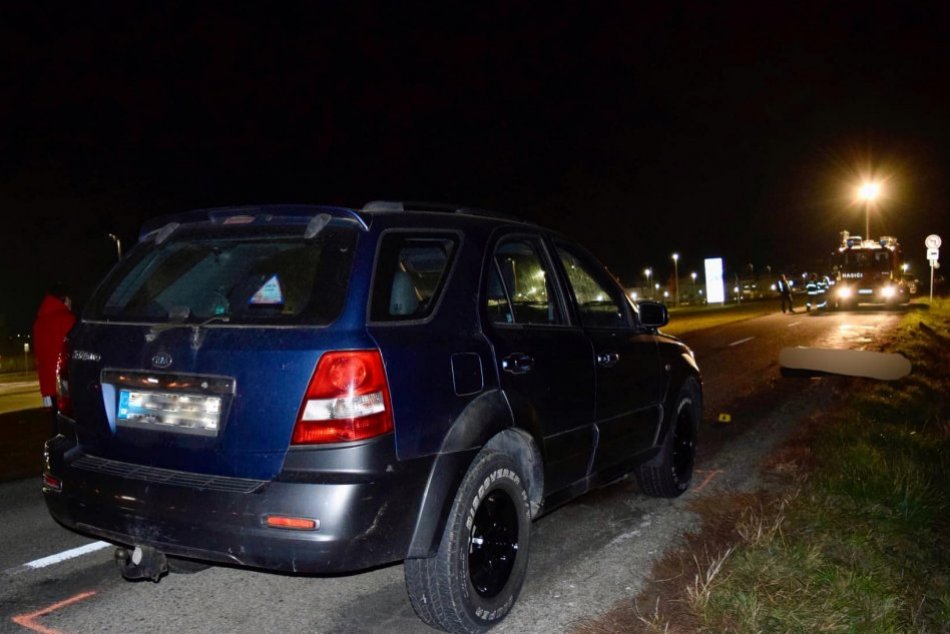 Neosvetlený chodec vbehol rovno pod kolesá auta