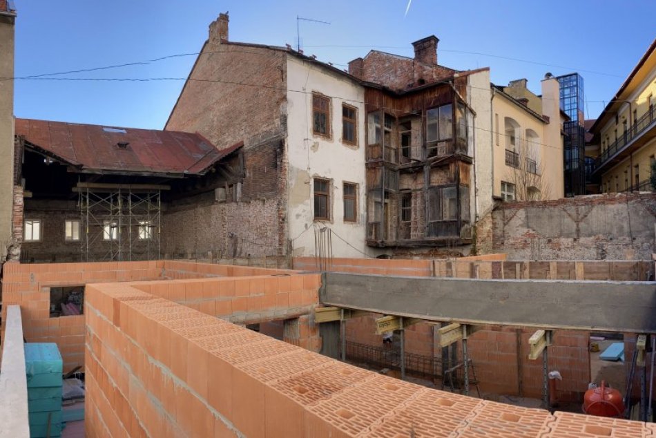 V OBRAZOCH: V pamiatkovej rezervácii vzniká čierna stavba