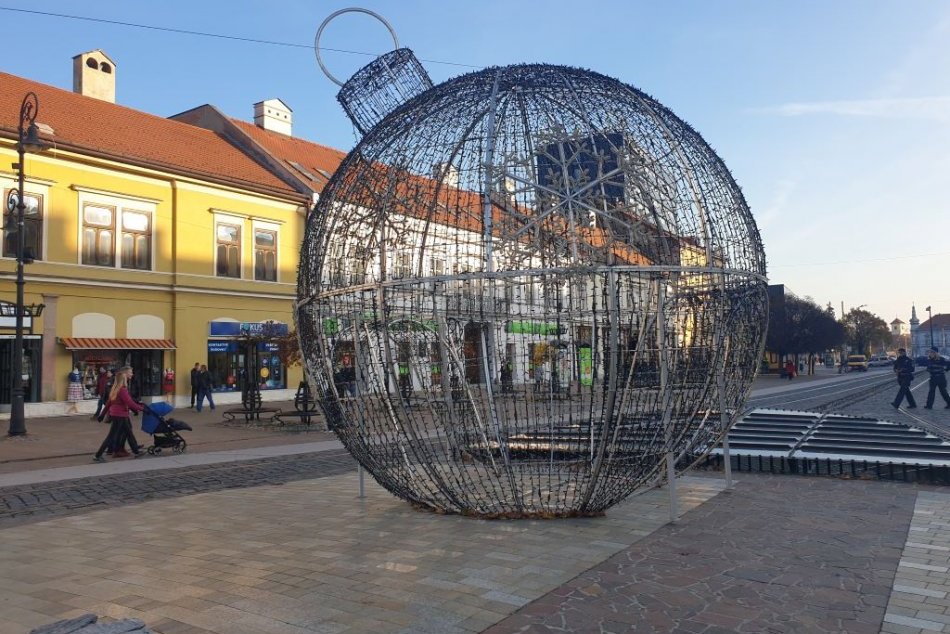 Príprava vianočnej výzdoby v uliciach Košíc