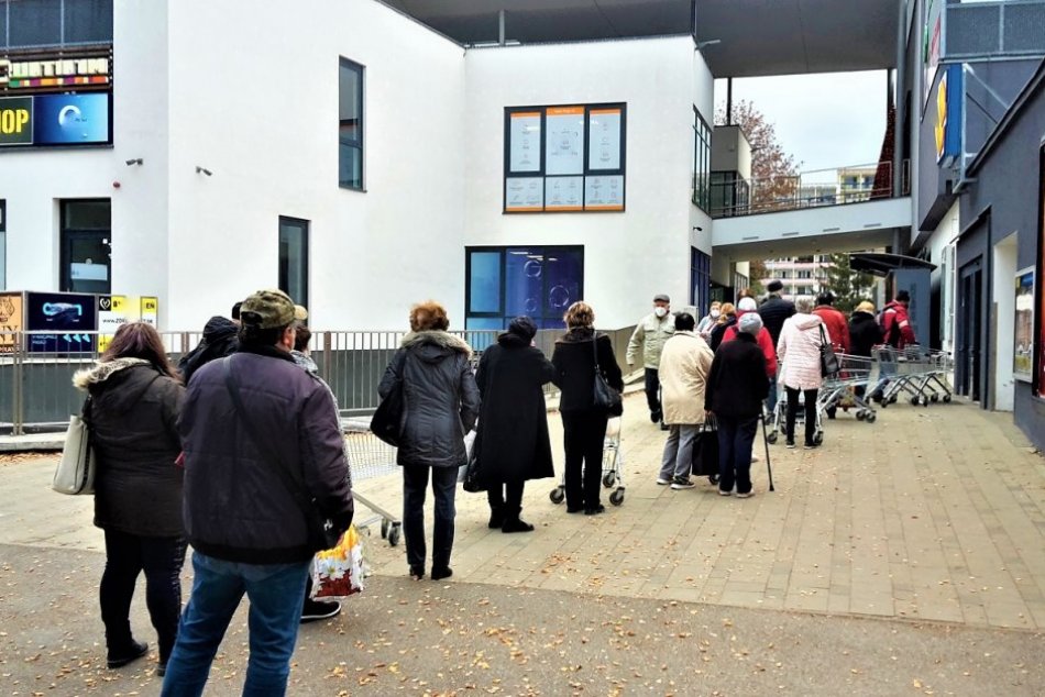 FOTO: Lockdown v Považskej Bystrici priniesol pred obchodmi dlhé rady