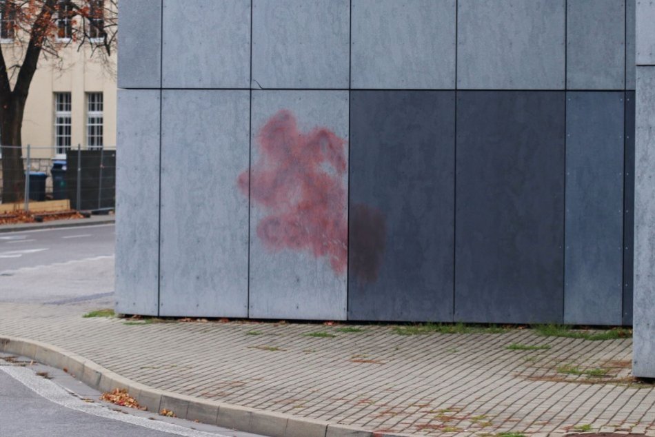 Na budovu nákupného centra nasprejovali hákové kríže