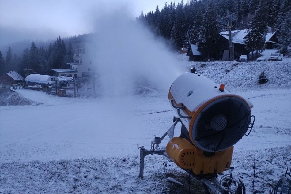 Lyžiarske strediská začali so zasnežovaním