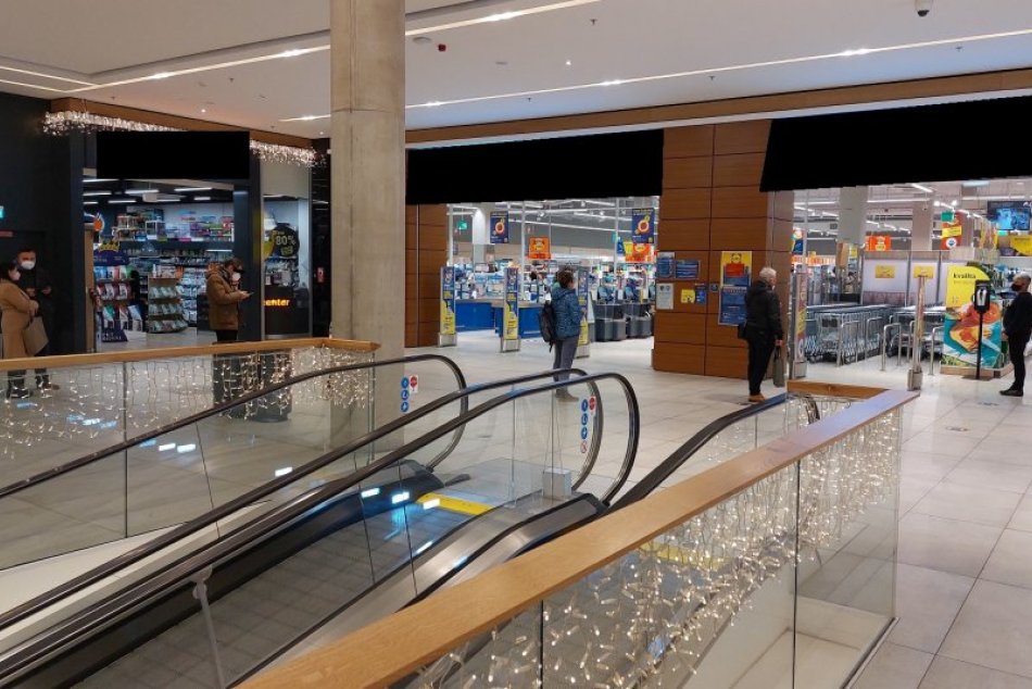 Objektívom: Čakacia doba pri pred supermarketom v Prešove