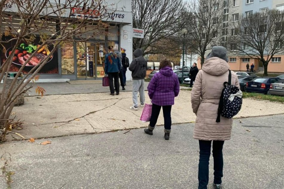 Zástupy pred obchodmi a nákupné centrá počas lockdownu