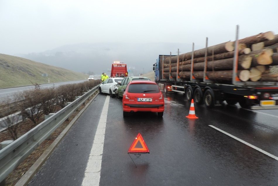 V OBRAZOCH: Na cestách v Banskobystrickom kraji narobila problémy poľadovica