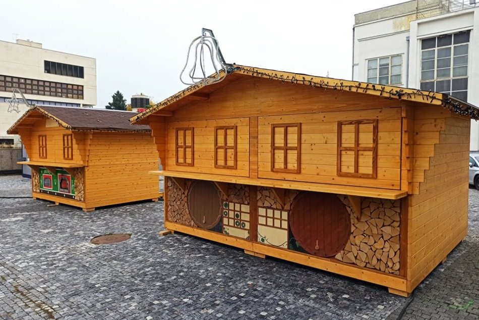 Stánky vianočného mestečka v Nitre ostávajú zatvorené