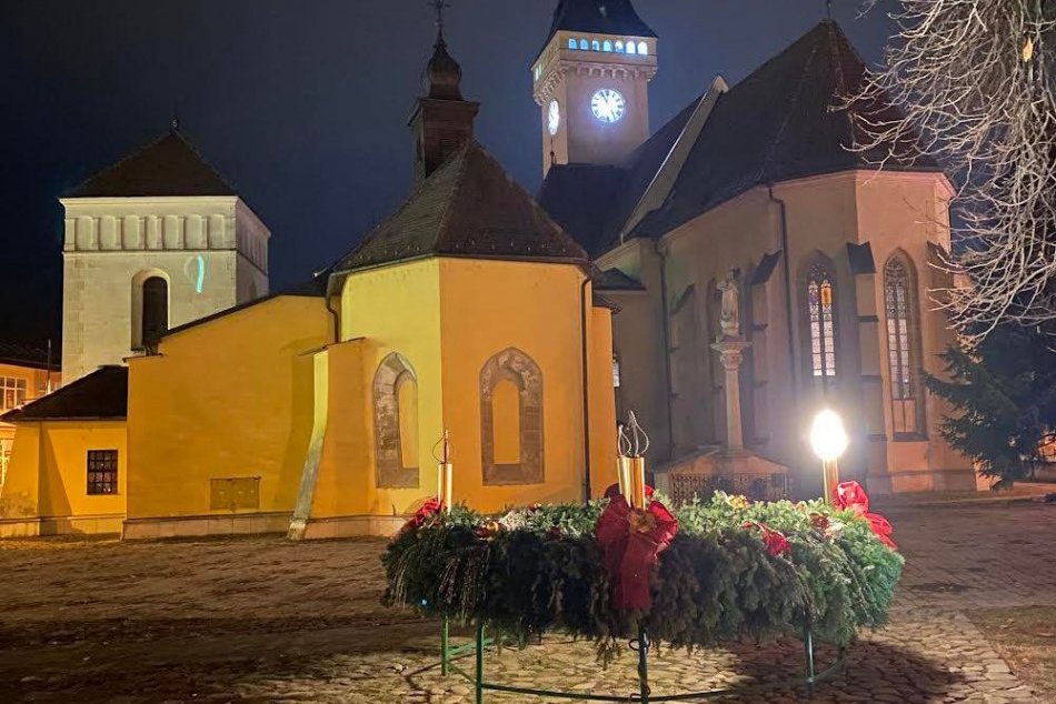 Objektívom: V Sabinove už svieti adventný veniec