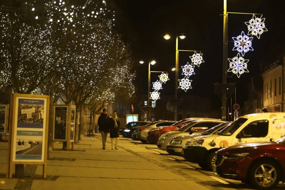 V OBRAZOCH: Centrum Bystrice žiari výzdobou aj počas lockdownu