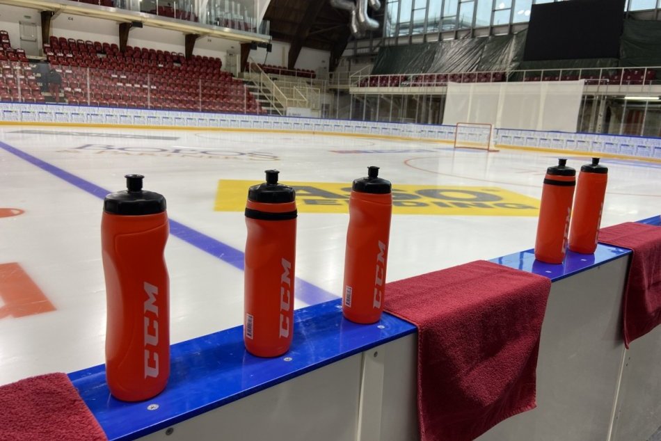 V OBRAZOCH: Bystrickí hokejisti po vyše roku a pol trénovali na domácej ploche