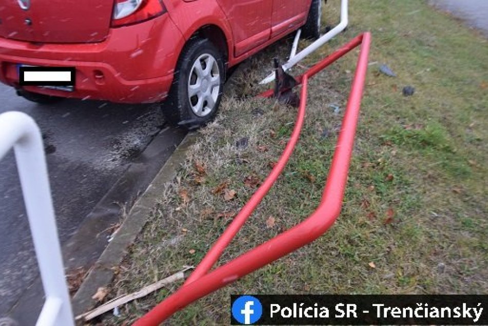 FOTO: Vodič pod vplyvom alkoholu narazil v Prievidzi do zábradlia