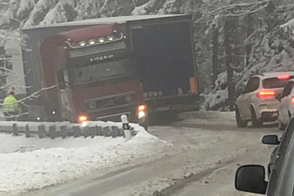 V OBRAZOCH: Horský priechod Čertovica je úplne neprejazdný