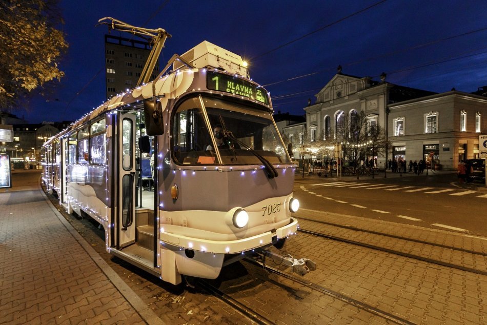 Vianočná električka 2021 v Bratislave