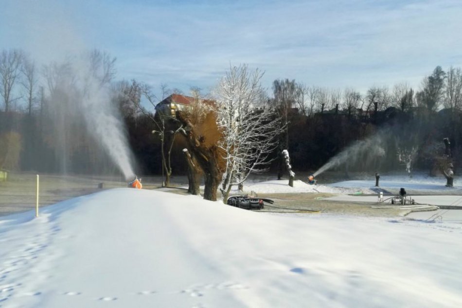 V OBRAZOCH: Na bystrickom kúpalisku sa už vo veľkom zasnežuje