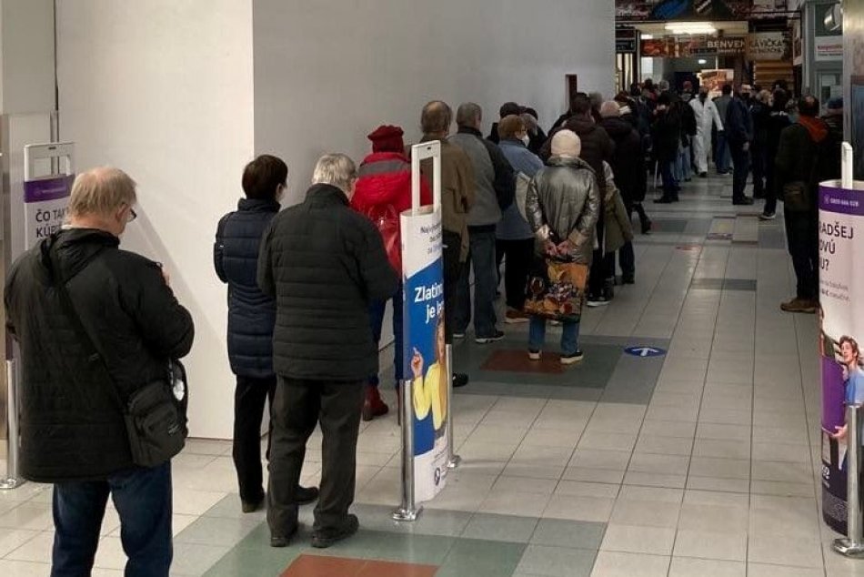 FOTO: Zdravie: Možnosť očkovania v prievidzskom hypermarkete využilo 204 ľudí