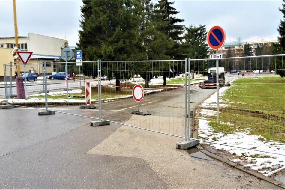 FOTO: Parkovisko a priestor pred Manínom v Považskej Bystrici sa uzatvára