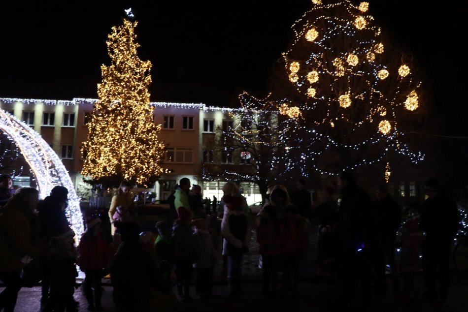 Rozsvietená vianočná výzdoba v Nových Zámkoch