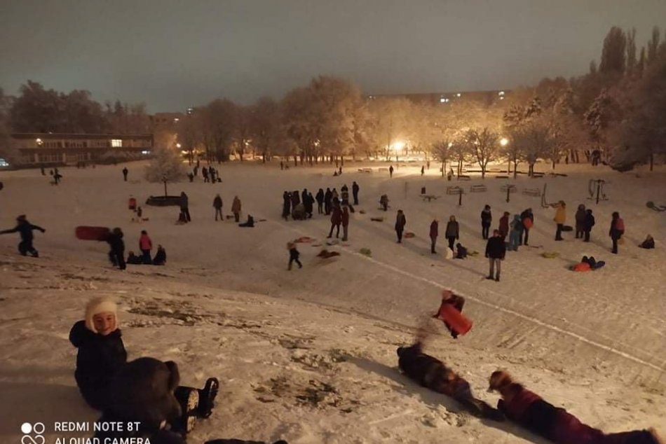 Nádielka snehu v bratislavskej Dúbravke