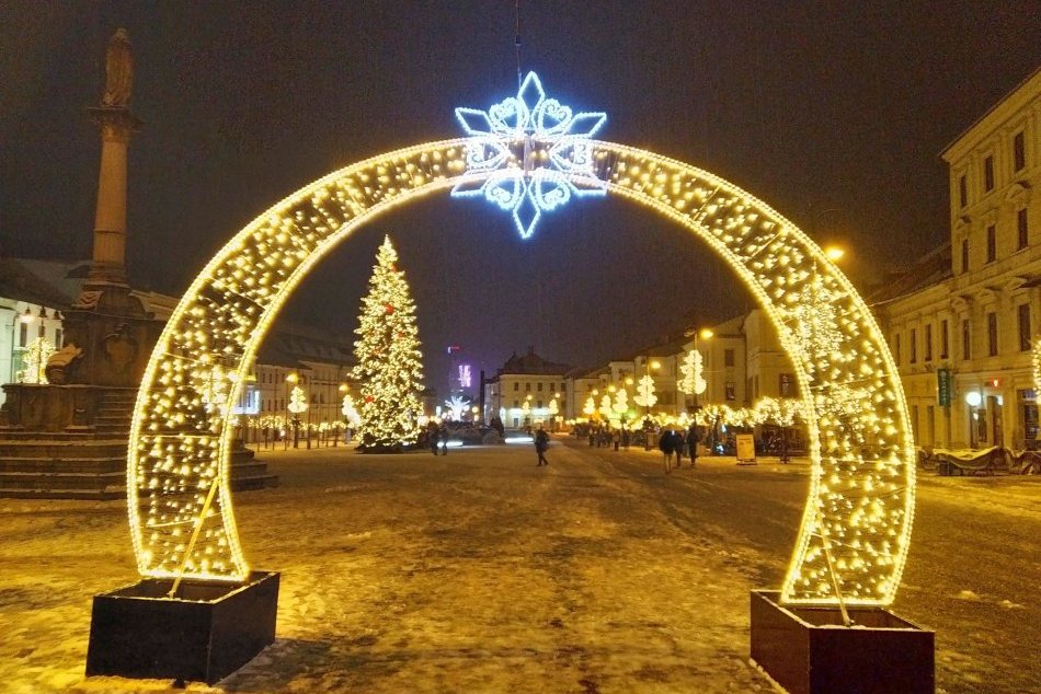 V OBRAZOCH: Snehová prikrývka sa v Bystrici zmenila na čľapkanicu