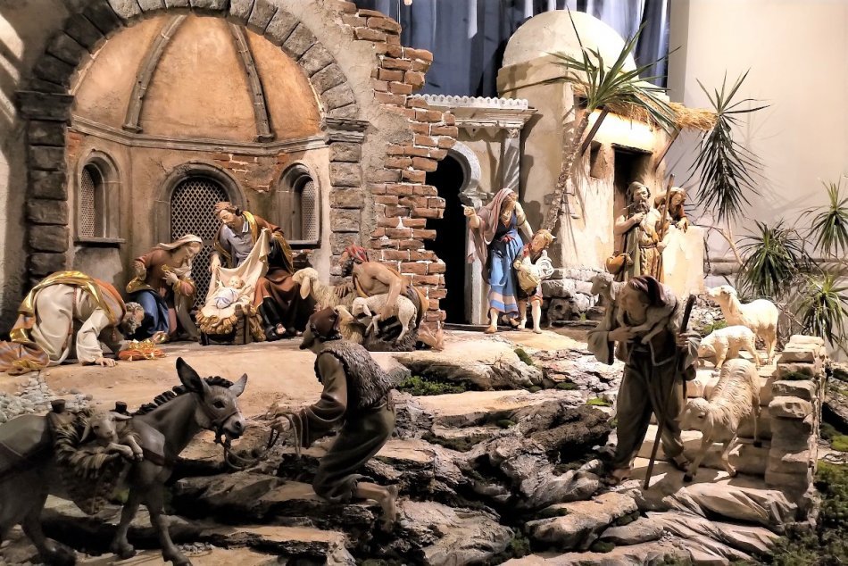 Hradnú katedrálu zdobí nový betlehem: Vytvoril ho rezbár z Južného Tirolska