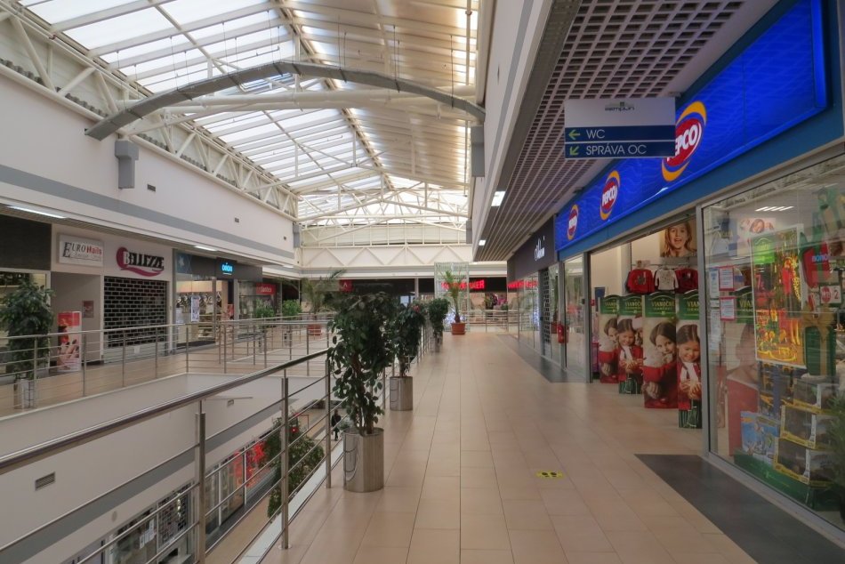 Zatvorené obchody počas lockdownu OTVORIA