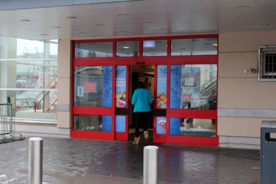 V OBRAZOCH: V Bystrici otvorili v režime OP už aj neesenciálne prevádzky