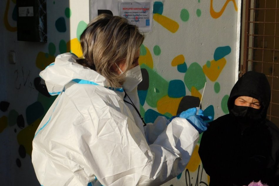 FOTO: Obyvateľov Ciglianskej cesty učili dobrovoľníci používať samotesty