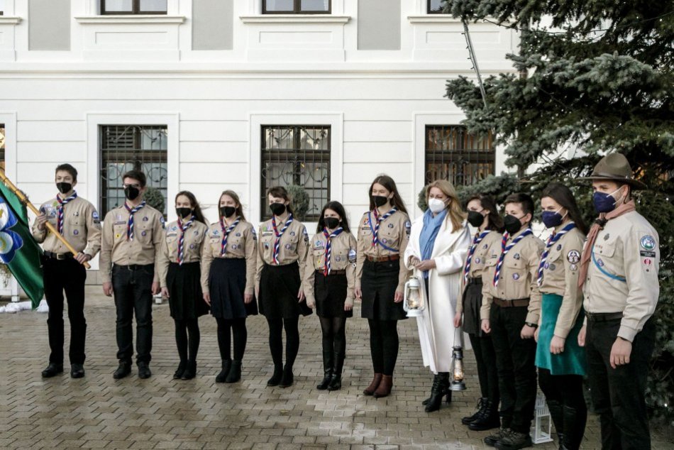 FOTO: Skauti odovzdali Betlehemské svetlo prezidentke SR Zuzane Čaputovej