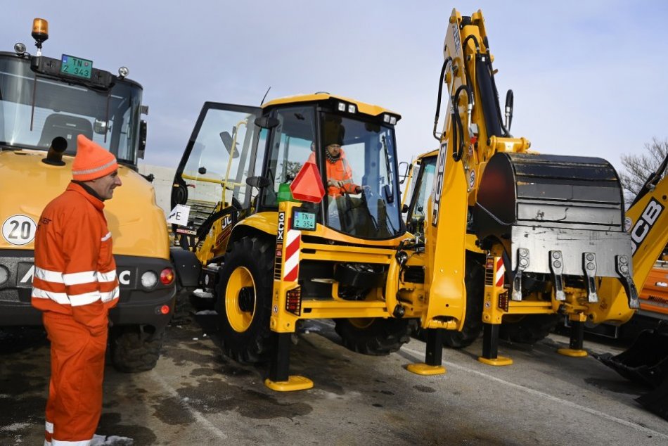 FOTO: Údržbu ciest v Trenčianskom kraji skvalitní nová technika za 3 milióny eur