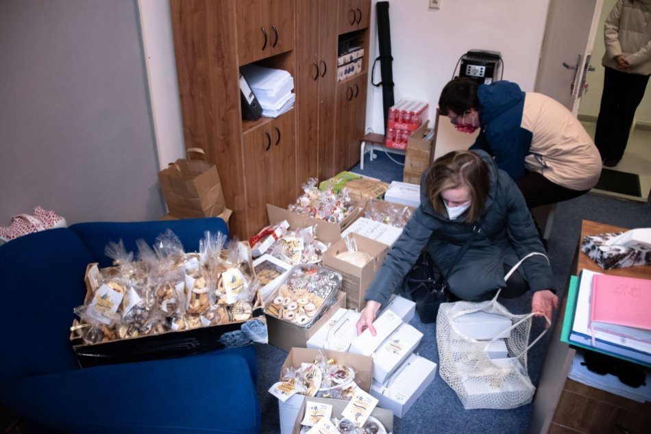 Učitelia z Nitry upiekli vianočné pečivo pre zdravotníkov