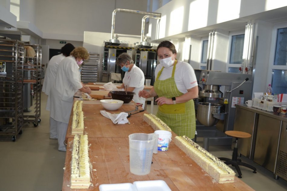 V Nitre napiekli vianočné pečivo pre vojakov v Lotyšsku