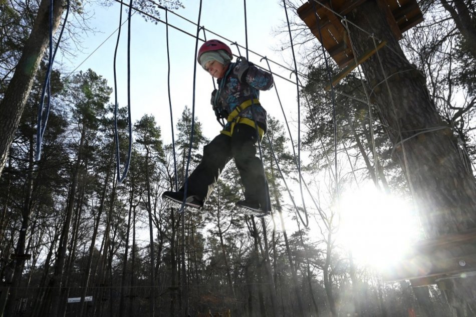 FOTO: Štefan na lanách v lanovom parku v trenčianskom lesoparku Brezina