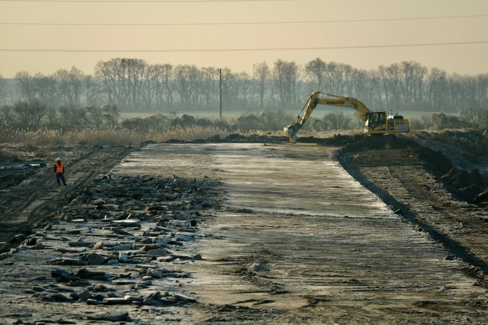 Búranie hrubej stavby depa metra v Petržalke