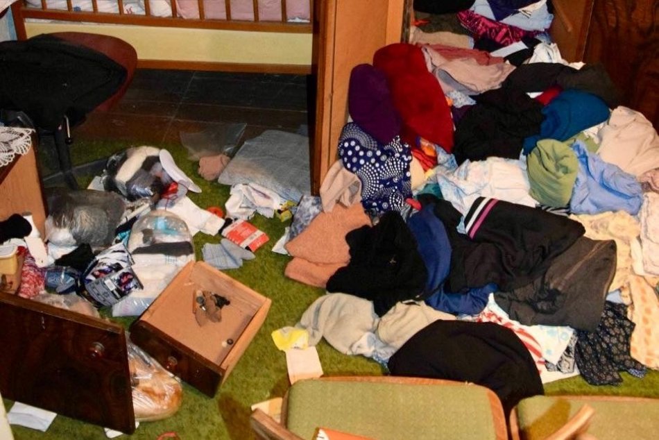 Dôchodkyňu napadli a okradli priamo v jej dome