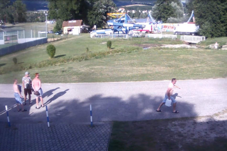 FOTO: Hľadajú svedkov nehody z areálu autokempingu v Nitrianskom Rudne