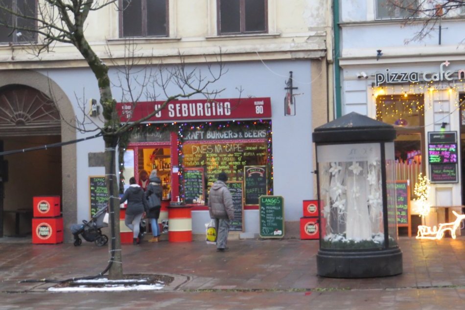 Okienkový predaj počas sviatočných dni láka aj vianočnou výzdobou