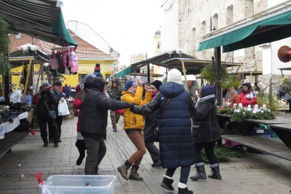 Spontánna tancovačka na námestí: Východniari sa vedia baviť