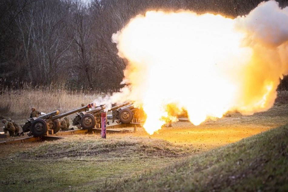 Vojaci odpálili delostrelecké salvy