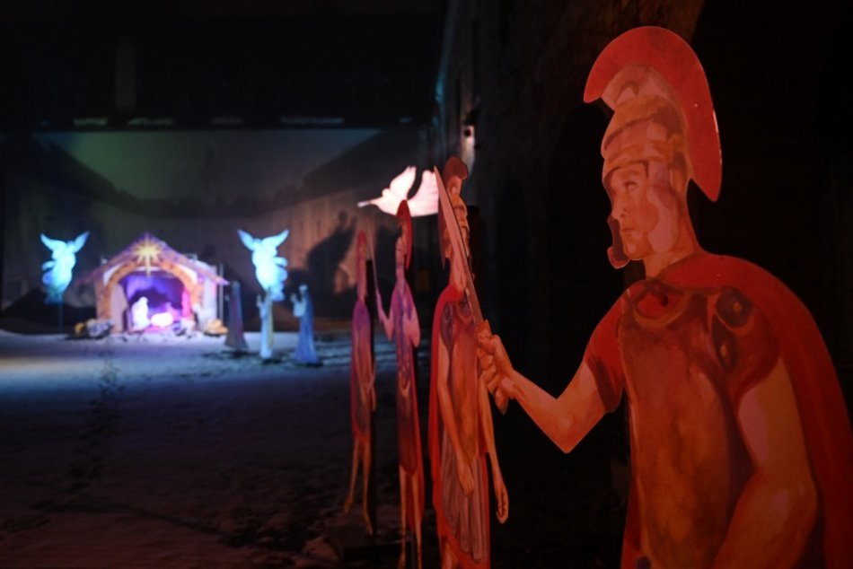 FOTO: Betlehem na nádvorí kaštieľa v Dubnici nad Váhom