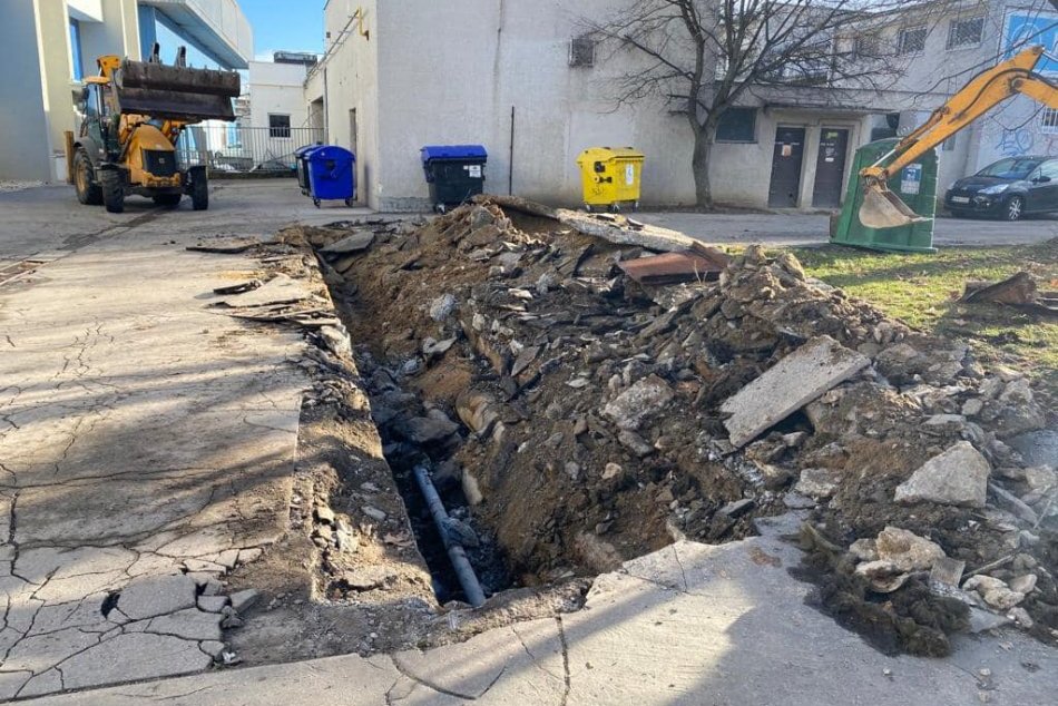 Havária na potrubí pred štadiónom HK Nitra