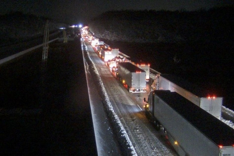 Autá stoja na zasneženej diaľnici 95 pri meste Fredericksburg v americkom štáte 