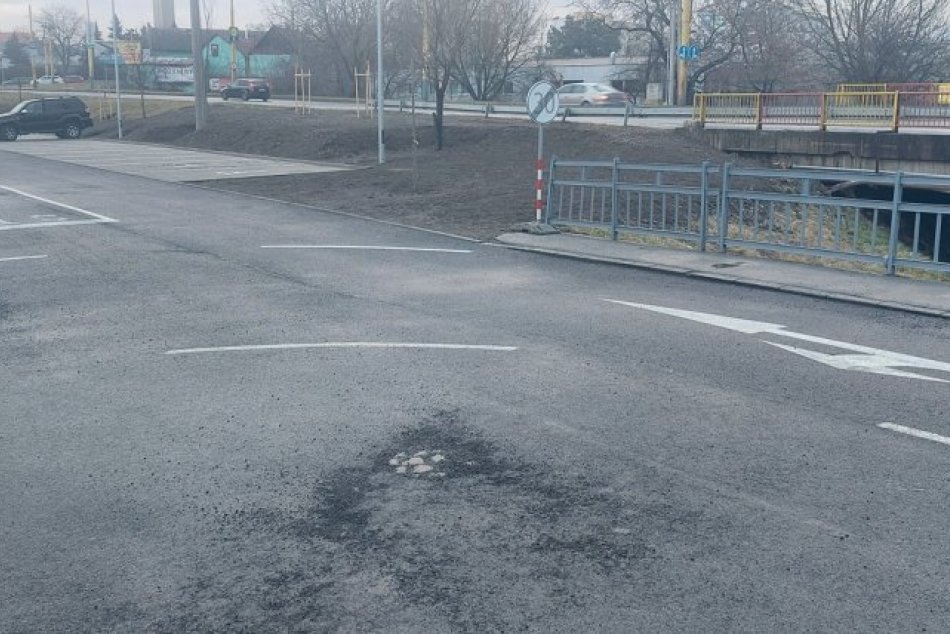 Objektívom: Fušerina na Šváboch, nový asfalt je už poškodený